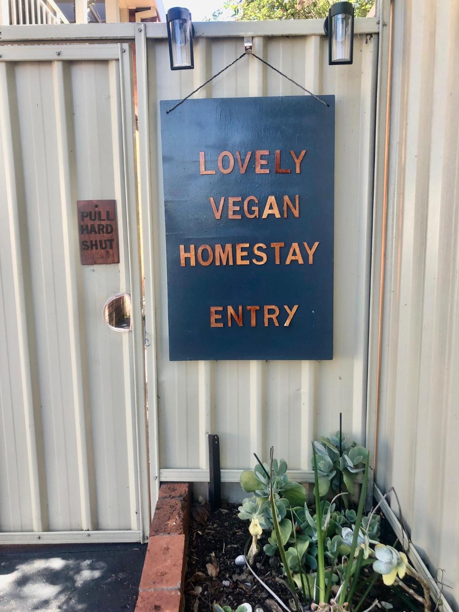 Lovely Budget Vegan Homestay ลอนเชสตัน ภายนอก รูปภาพ