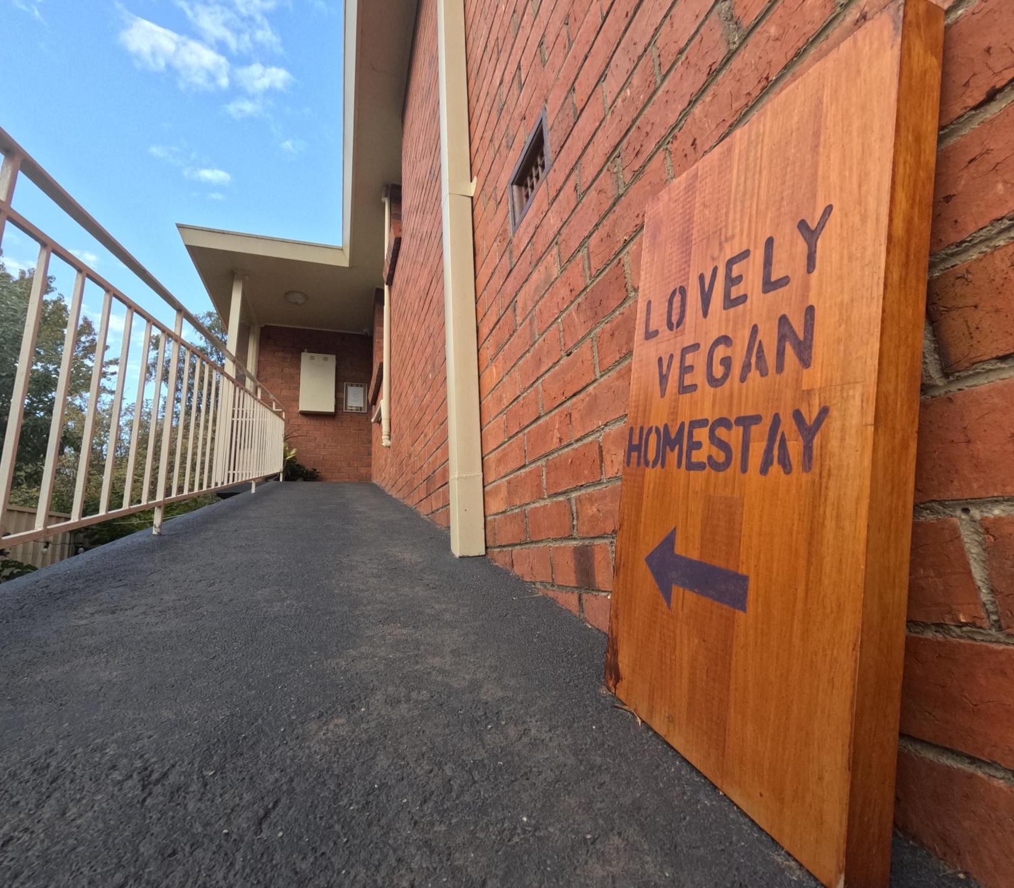 Lovely Budget Vegan Homestay ลอนเชสตัน ภายนอก รูปภาพ